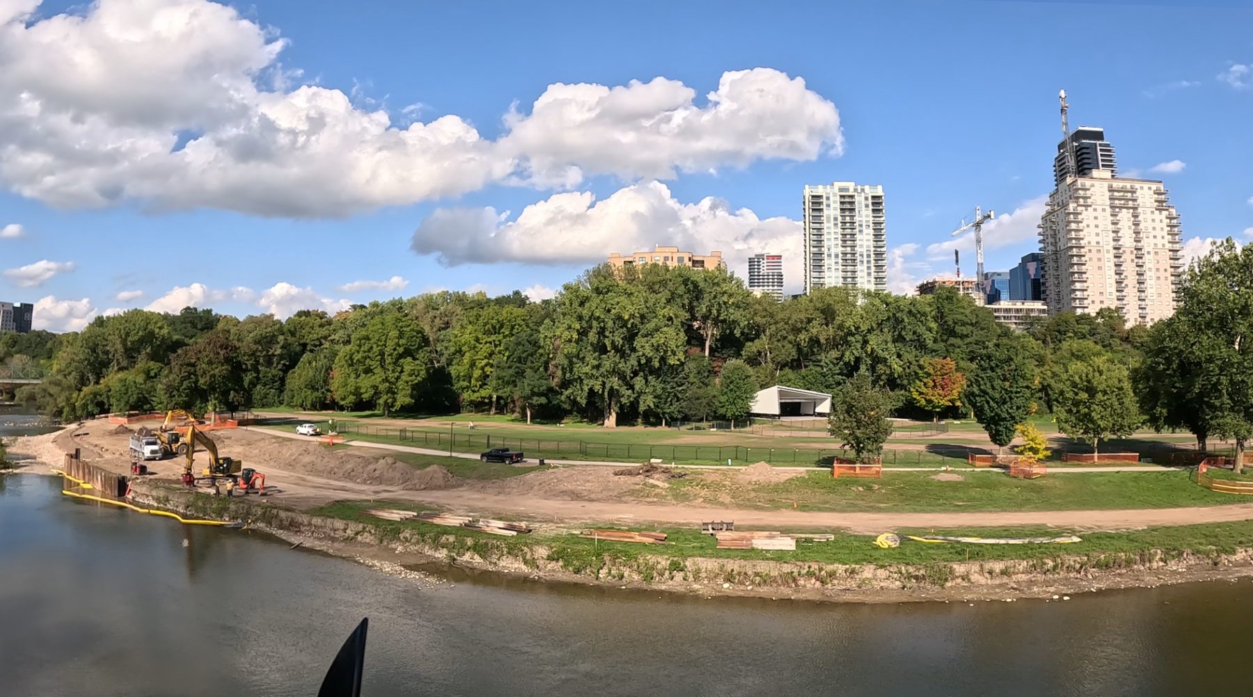Harris Park shoreline before restoration, showing the eroded riverbank